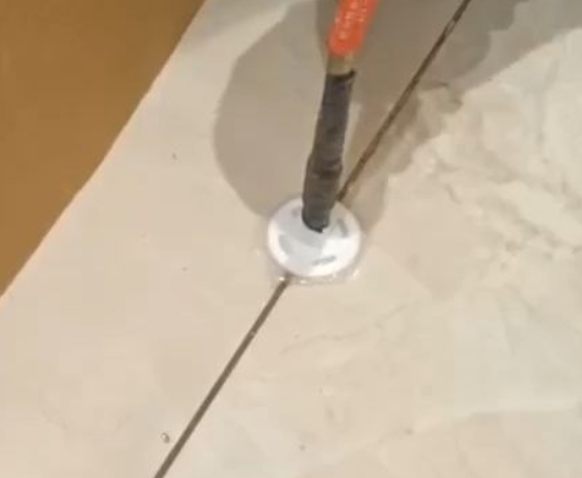 古冶瓷砖空鼓维修公司专业解答瓷砖在铺贴过程中，如果没有涂抹均匀到位的粘结材料（如水泥砂浆或瓷砖胶），可能会导致以下问题