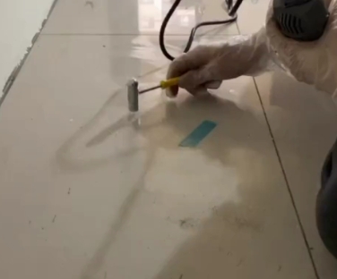 古冶瓷砖开裂维修公司专业分享瓷砖在铺贴前如果没有沥干水分，将会导致以下问题